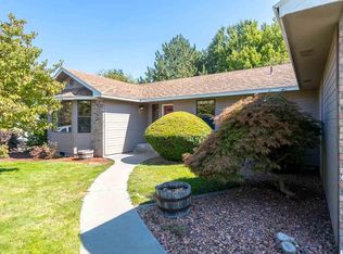 628 Meadows Dr E, Richland, WA 99352