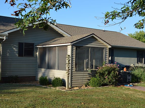3rd image of 121 Oak Hill Dr
