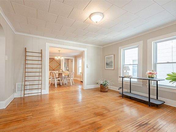 4th image of 81 Pleasant St