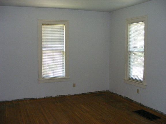 3rd image of 570 Lord St