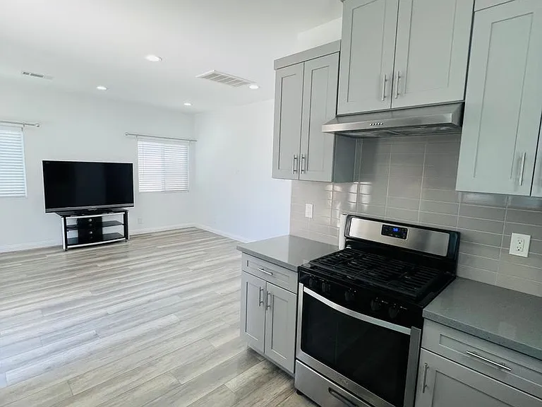 1830 W Bernardy Pl #B — Photo 7
