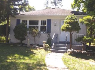 696 Riverside Ave, Baldwin, NY 11510