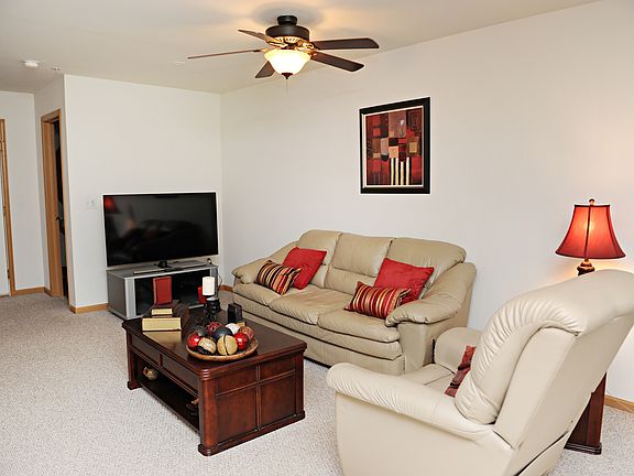 4th image of 590 Blue Springs Dr