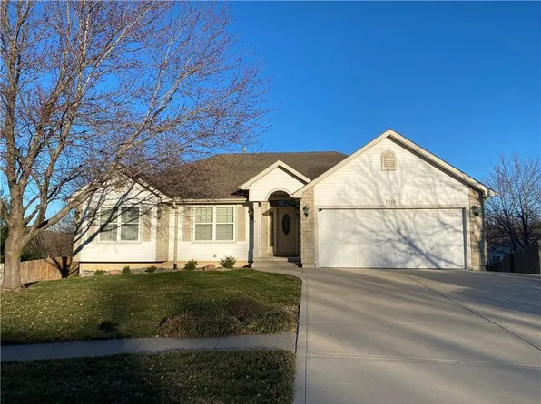 814 Highview Ct, Lansing, KS 66043