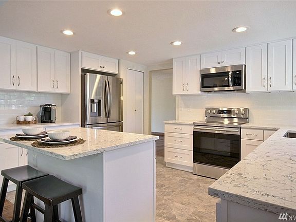 Fantastic kitchen that you'll truly be proud to cook, entertain or just hangout in!