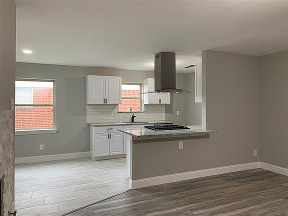 4th image of 2322 Larchmont Dr
