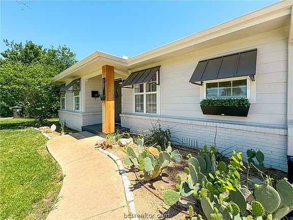 3rd image of 707 Broadmoor Dr