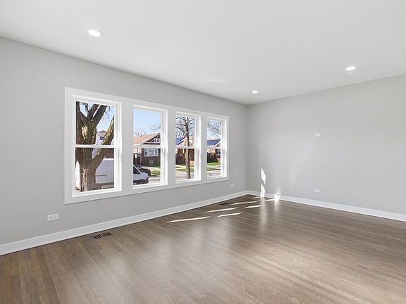 3rd image of 5020 W Fletcher St