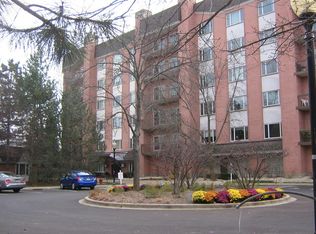 209 Rivershire Ln APT 303, Lincolnshire, IL