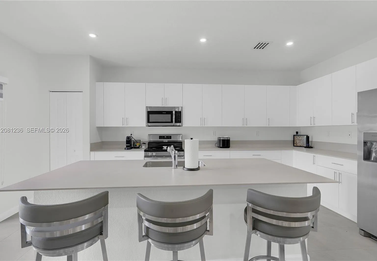 4 bed, 2412 sqft, $4,300 — Photo 2