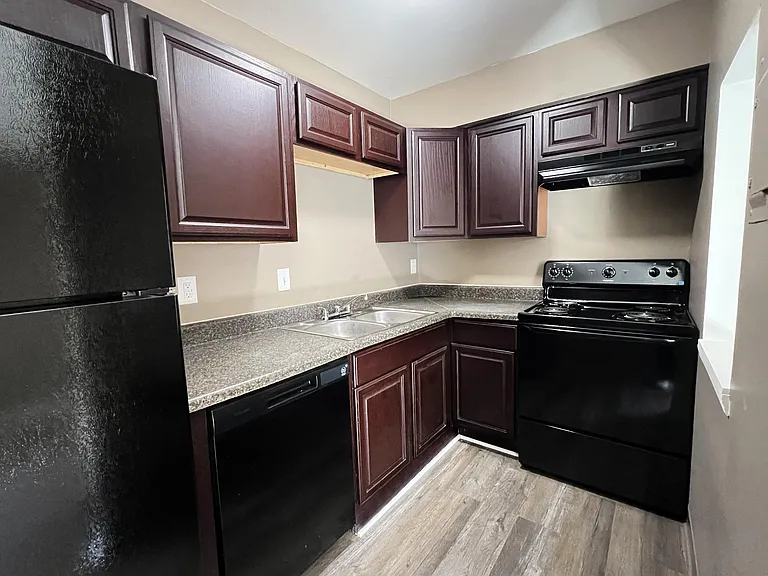 Twin Gables Apartments — Photo 34