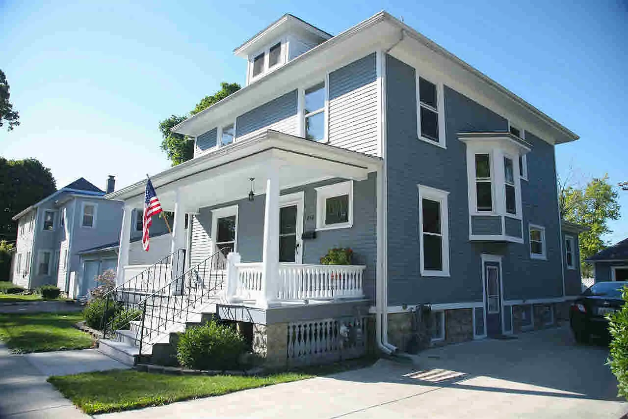 212 E 4th St photo 1