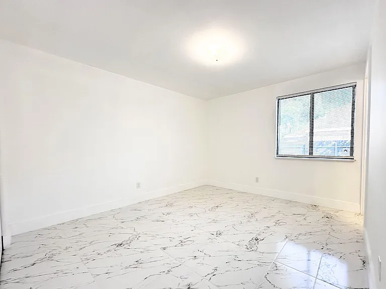 1049 Grandview Cir — Photo 23