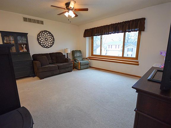 3rd image of 304 Robin Hood Dr