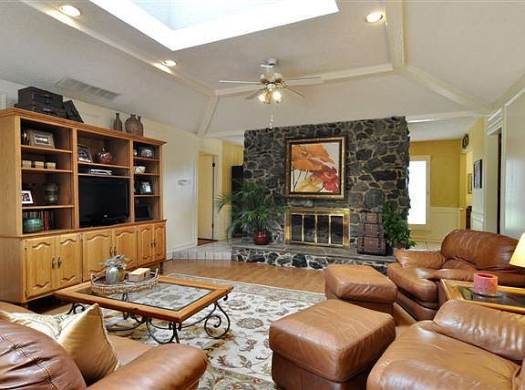 3rd image of 10815 Yorksprings Dr