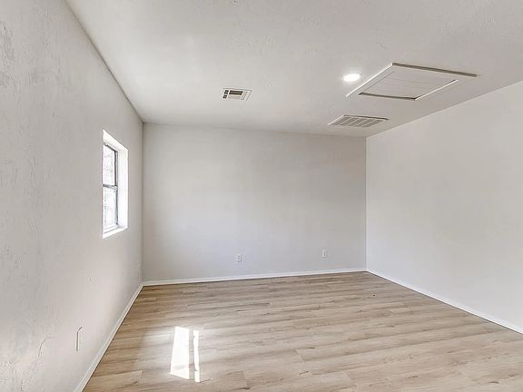 3rd image of 320 Wayne Ave APT B