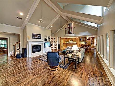 3rd image of 6210 Meadowcreek Dr