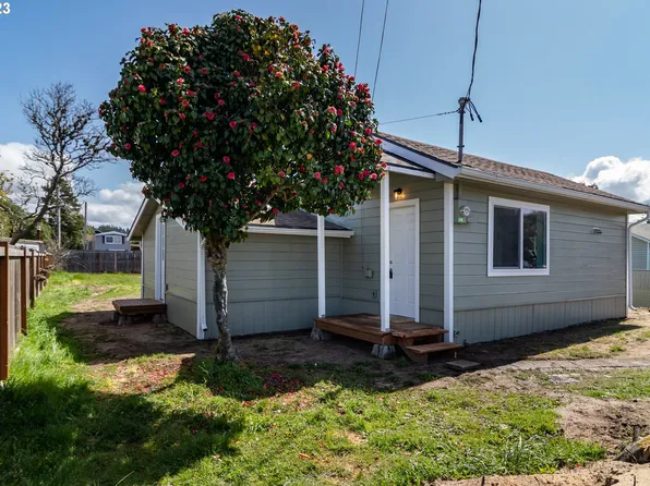 150 N 14th St, Lakeside, OR 97449