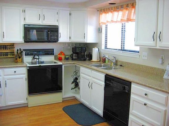 Updated kitchen, silestone countertops, 