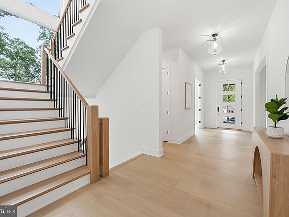 3rd image of 2530 Stuart Place Fls