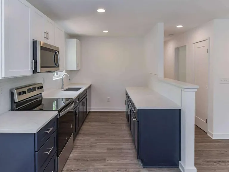 1530 Hawthorne Ln — Photo 2