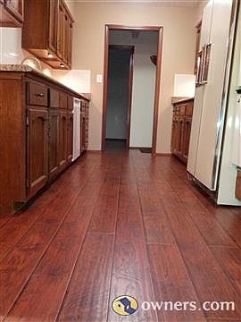 New  laminate flooring.