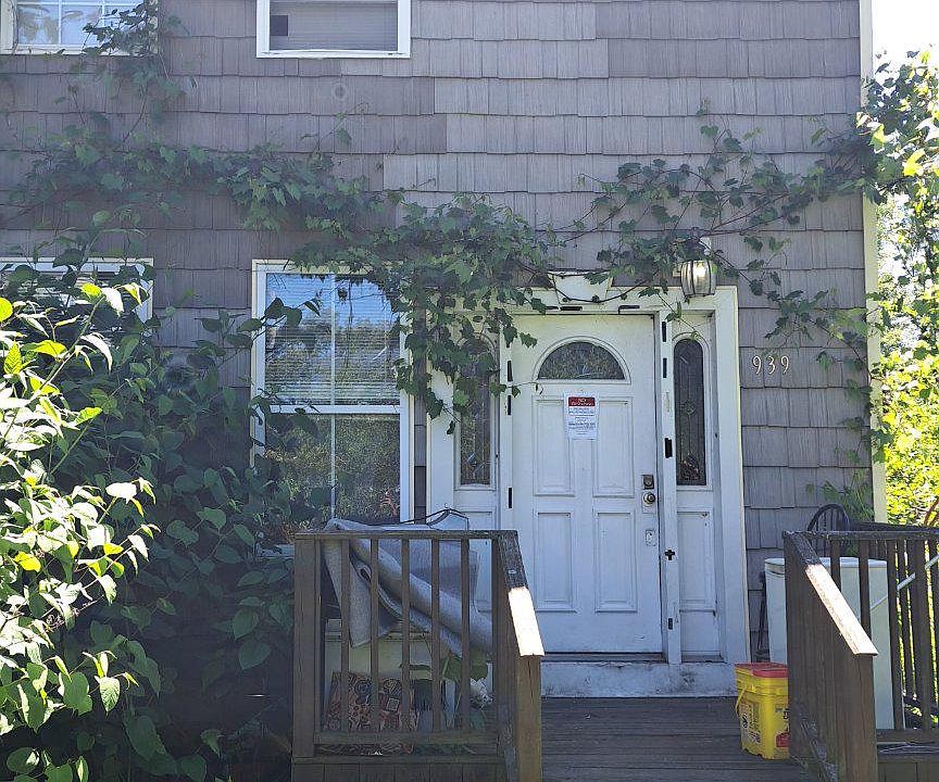 1st image of 939 1/2 W 3rd St
