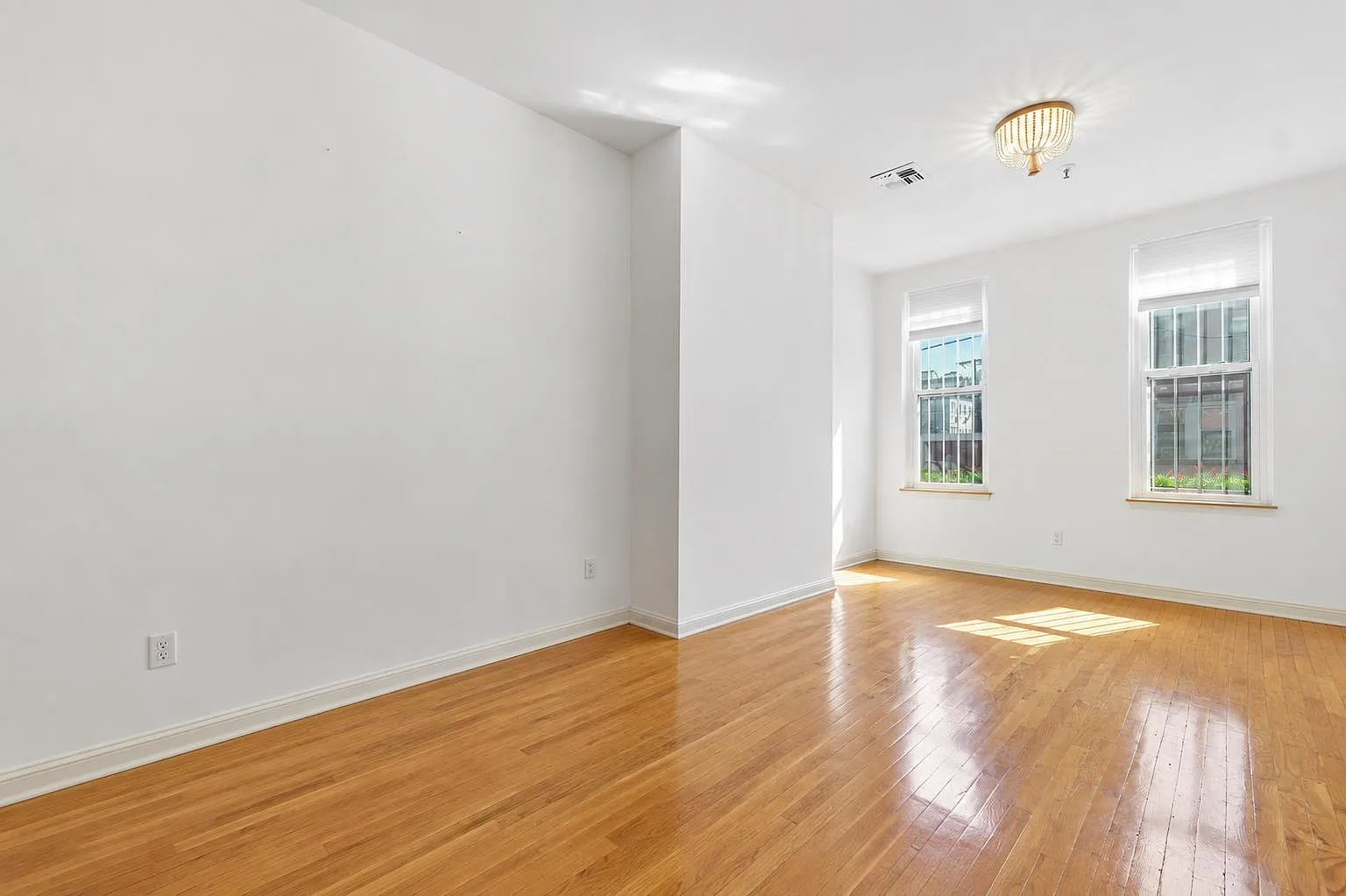 1 bed, 1.0 bath, 572 sqft, $3,200 — Photo 2
