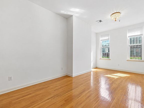 3rd image of 420 Monroe St APT 1R
