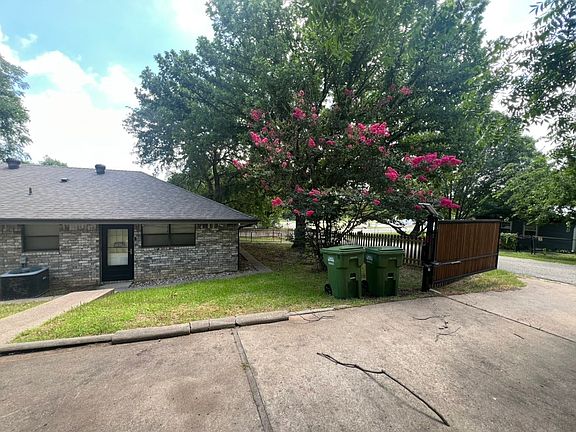 3rd image of 2708 Cedarhill St