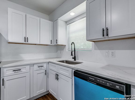 3rd image of 819 Spring Park St