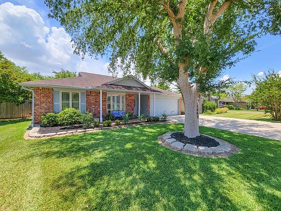 4th image of 3843 Redbud Dr