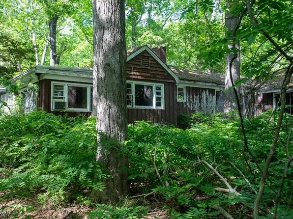 6 Buena Vista Way W, Bloomingdale Boro, NJ 07403