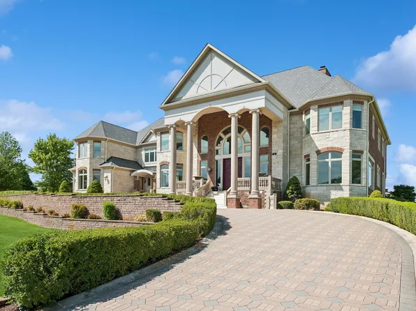 4 Falcon Lakes Dr, South Barrington, IL 60010
