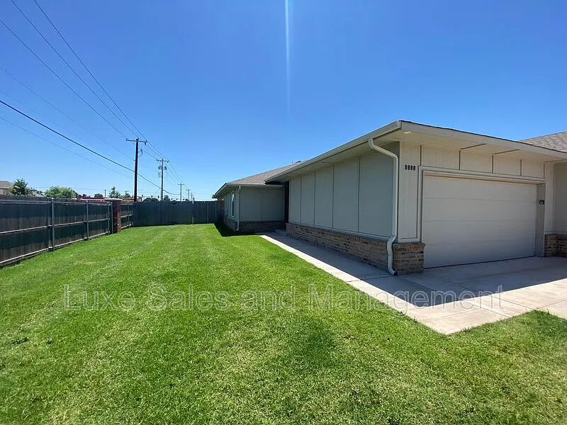 3 bed, 2.0 bath, 1445 sqft, $1,745 — Photo 2