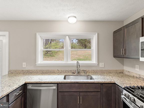 5th image of 804 Farms River Rd