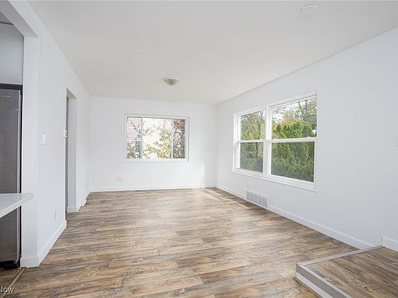 4th image of 126 Parkwood Ave