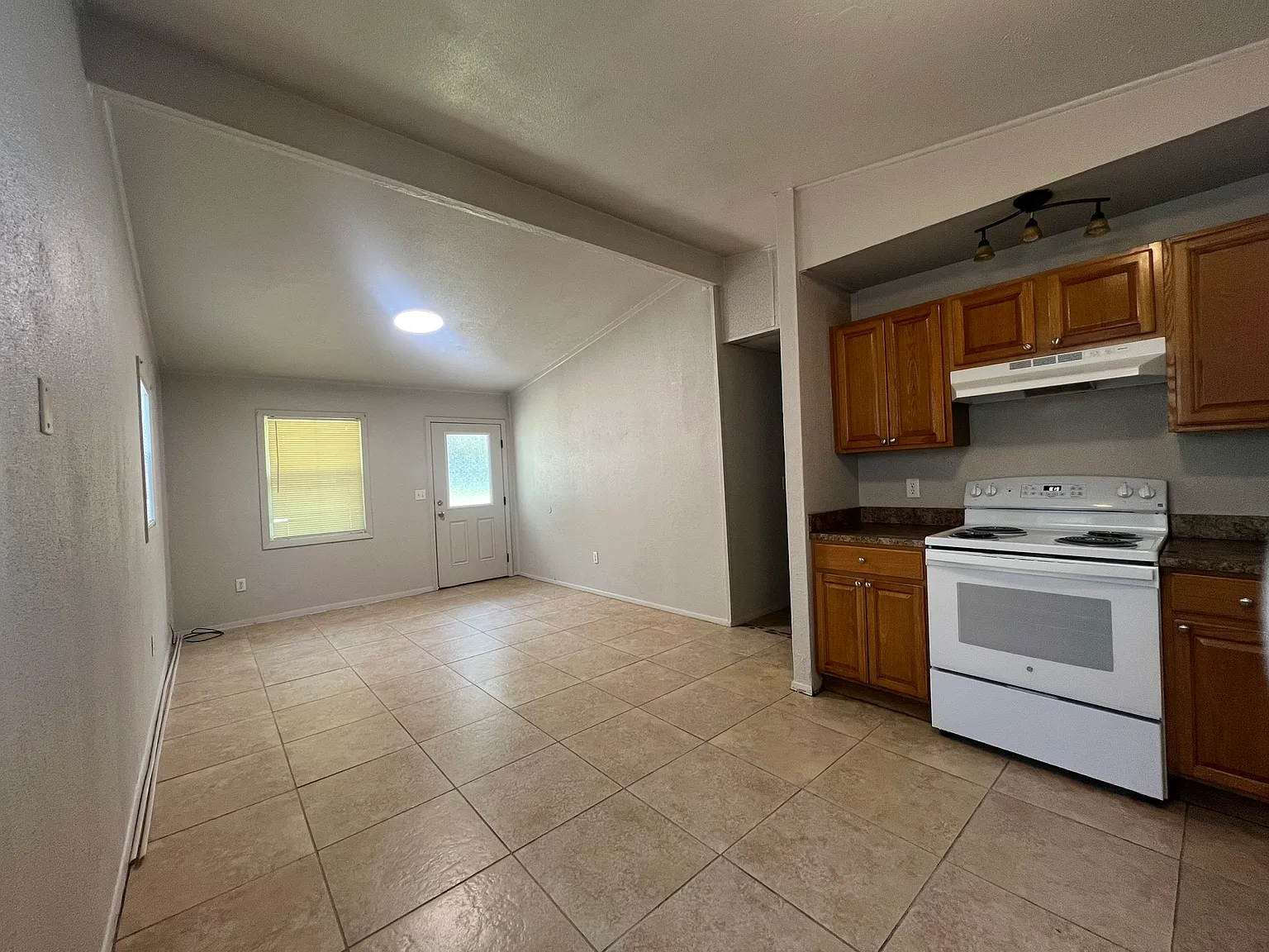 4 bed, 888 sqft, $1,600 — Photo 2