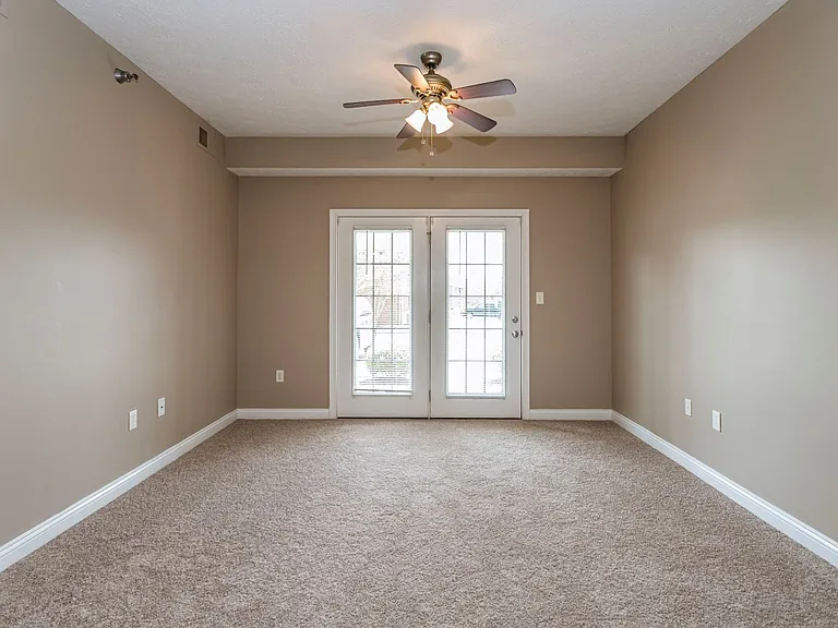 Greenbrier Apartments — Photo 52