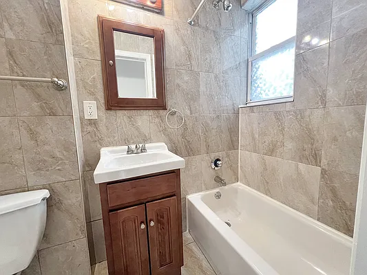 Rented by Trademarko Realty Inc | media 4