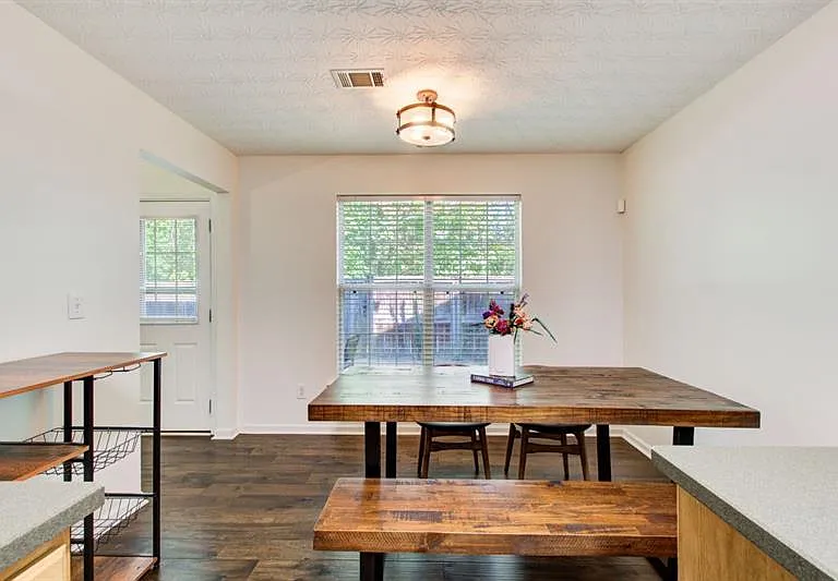 1204 Gates Cir SE — Photo 8