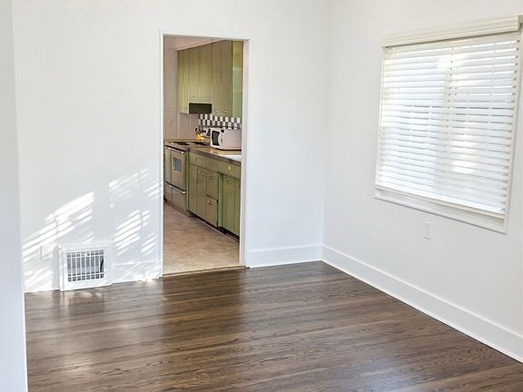 3rd image of 2528 W Ardmore Pl