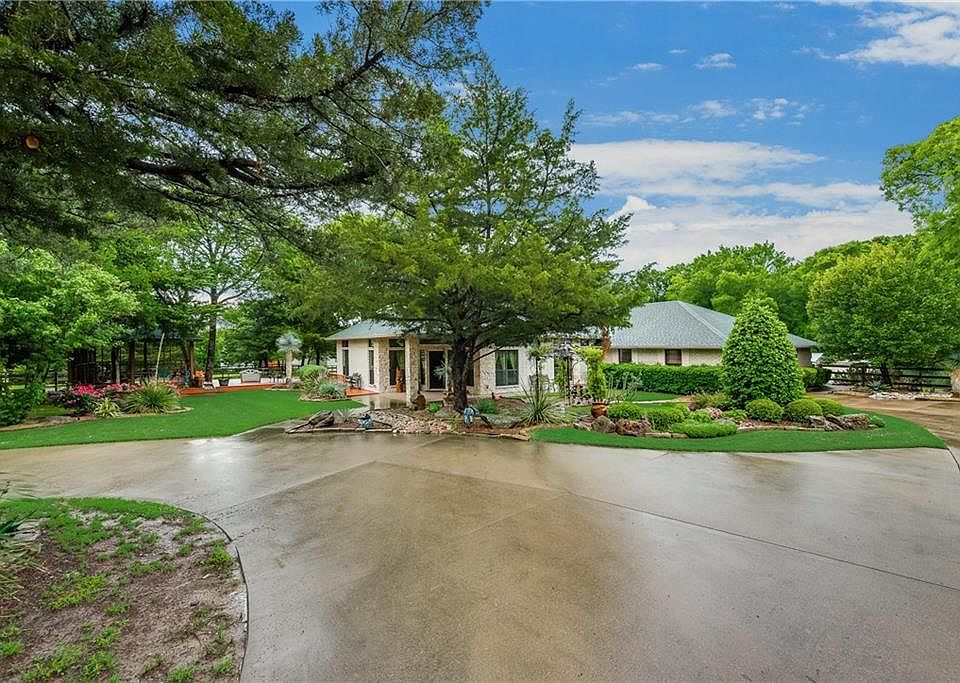 1st image of 104 Honeytree Cir