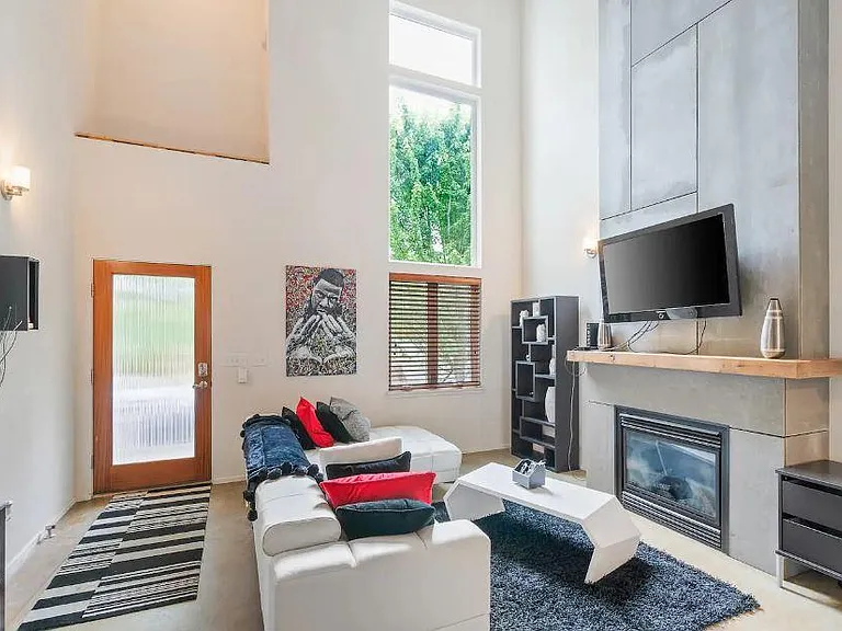 21 NE Wygant St — Photo 3