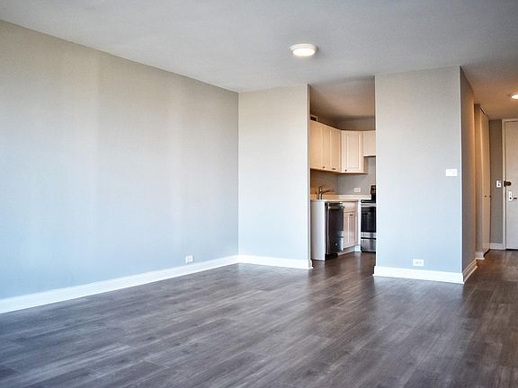 4th image of 2020 N Lincoln Park W APT 26B