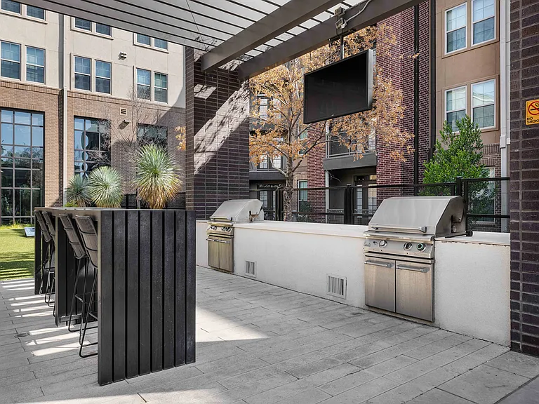 Poolside BBQ and Picnic Areas