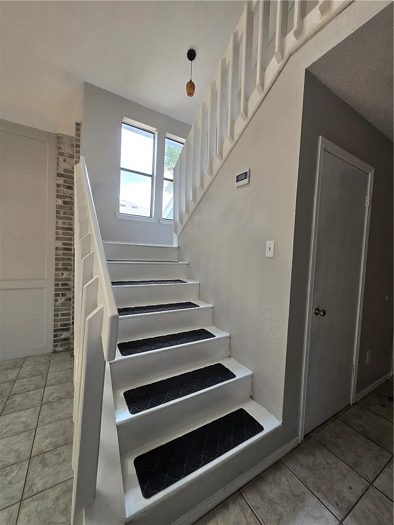 3 bed, 2.5 bath, 1702 sqft, $2,350 — Photo 3