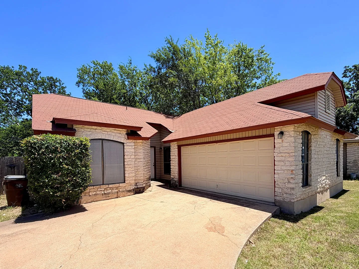 Great 3/2 single story home on a quiet street in Round Rock! — Photo 2