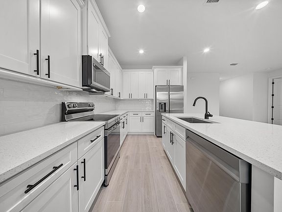 4th image of 165 SW Amesbury Avenue