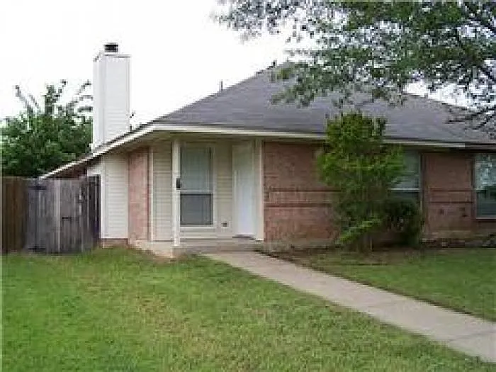 3 bed, 1400 sqft, $1,949 — Photo 2
